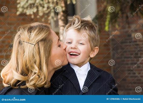 mom son kiss|Bilder zu mother and son kissing ansehen